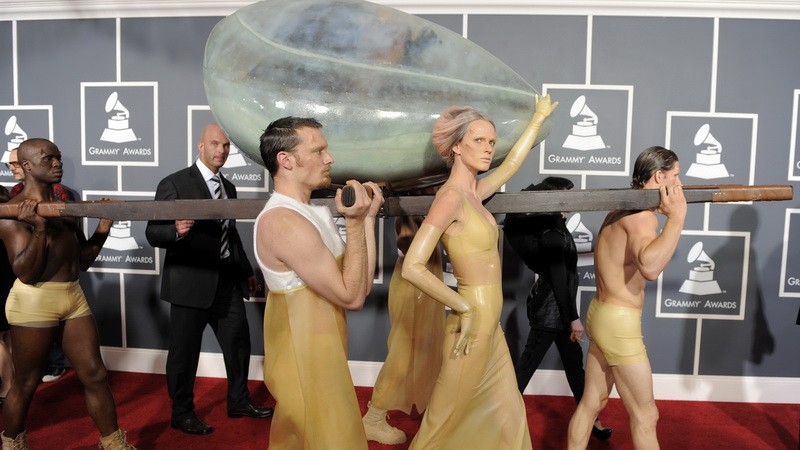 LadyGaga na Grammy 2011 - vajce